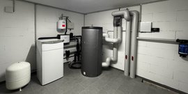 Ein moderner Heizungsraum mit einem großen, zylindrischen Heizgerät und verschiedenen Rohren an der Wand.