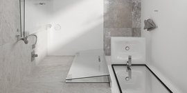Das Badezimmer zeigt eine minimalistische Gestaltung mit hellen Wänden, einer Badewanne und einem modernen Duschbereich.